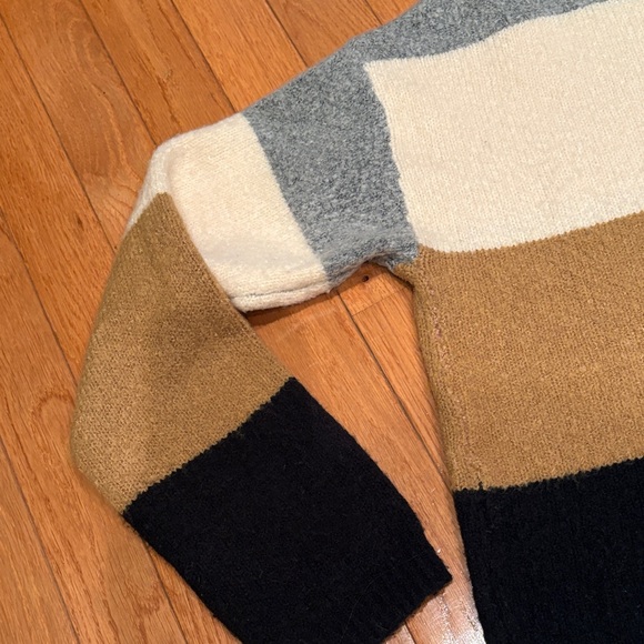 Colorblock Turtleneck Sweater - Picture 5 of 5